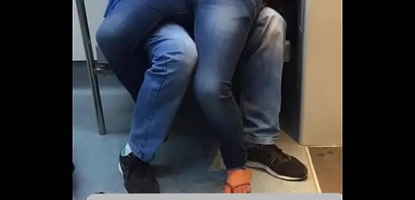NO RIO DE JANEIRO DENTRO DO TREM CASAL FAZENDO ORGIAS